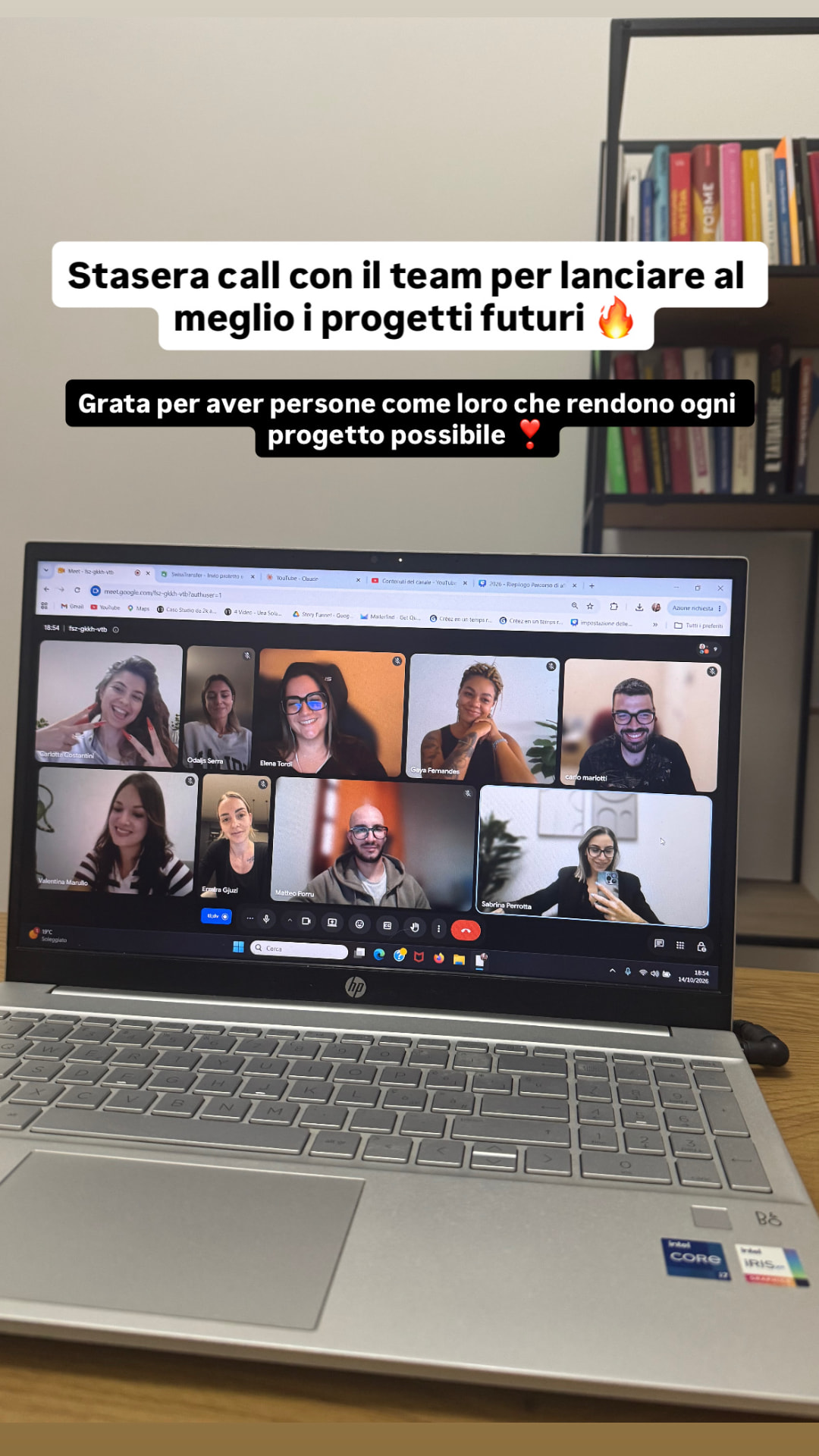 La call serale del team Permanent Growth al computer